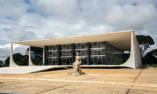 Ação no STF questiona projeto que terceirizou escolas públicas do PR
