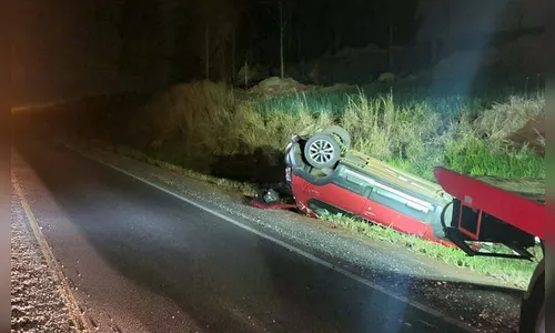 Carro com placas de Ivaiporã capota na PR-170; motorista escapa ileso
