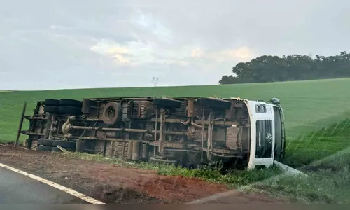 Caminhão que transportava frangos tomba PR-466 em Manoel Ribas