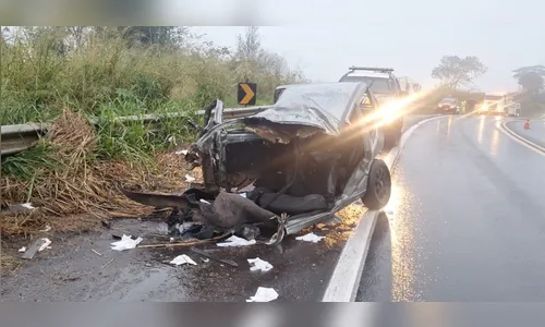 Vídeos mostram carro destruído após acidente na BR-376; veja