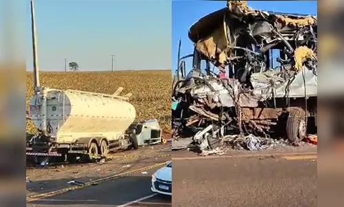 Ônibus e caminhão ficam destruídos após colisão frontal; dois morrem