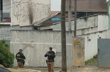 Bombeiros apuram as causas do incêndio.