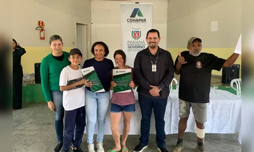 Cohapar entrega títulos de regularização fundiária a 102 famílias