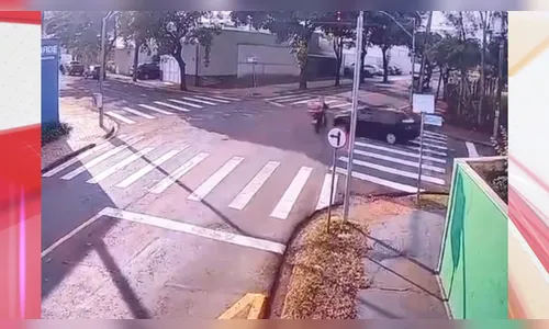 Vídeo mostra acidente entre carro e moto em Arapongas; assista