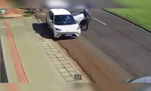 Motociclista morre após bater em porta aberta de carro e cair; veja