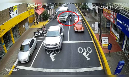 Câmera mostra pedestre sendo atropelado ao atravessar fora da faixa