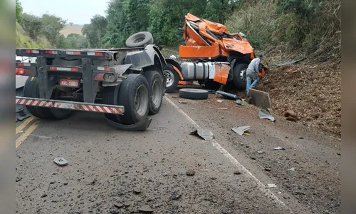 Caminhão com ácido tomba e bombeiros isolam trecho da PR-466