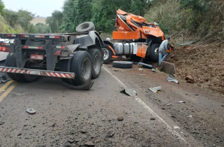 Caminhão tombou na rodovia