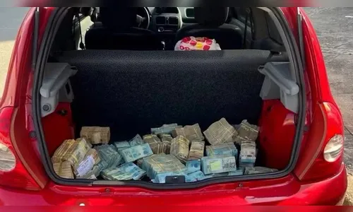 Carro abandonado é apreendido com cerca de R$ 1 milhão no porta-malas
