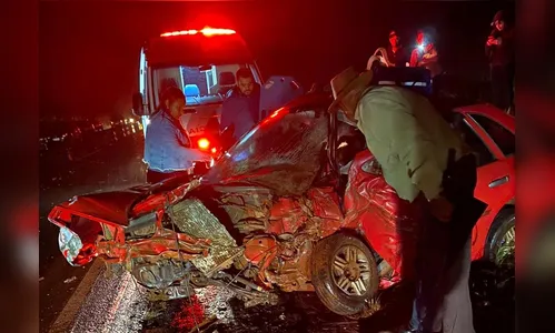 Colisão frontal entre carro e caminhão deixa dois feridos em Faxinal