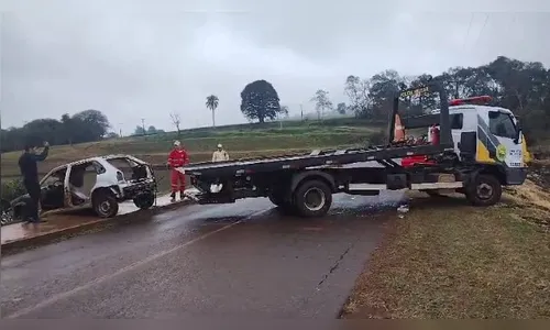 Carro furtado é encontrado dentro do Lago Schmidt em Apucarana