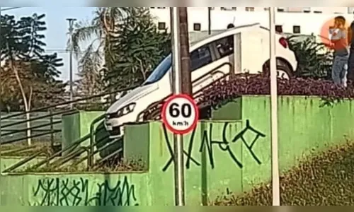 Carro fica entalado em escadaria no centro de Londrina