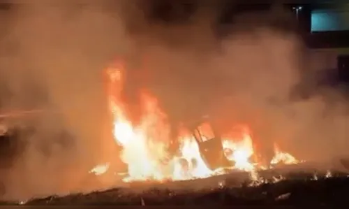 Carro pega fogo e fica completamente destruído na BR-369