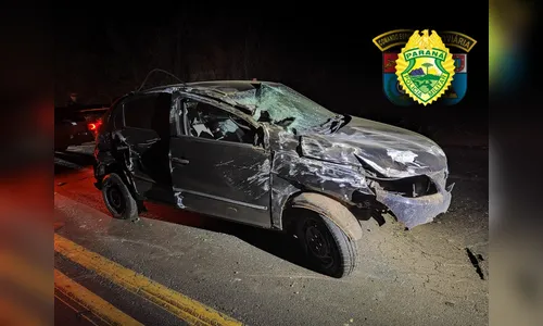 Motorista sai ilesa após bater contra barranco e colidir com caminhão