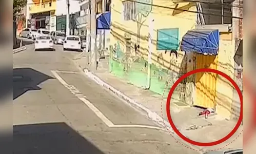 Menino de 3 anos foge de creche e é achado a 1 quilômetro de distância