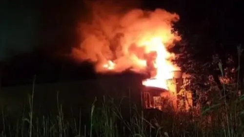 Chamas tomaram conta da casa