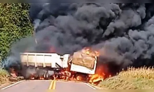 Motorista morre em grave acidente com carretas na PR-180