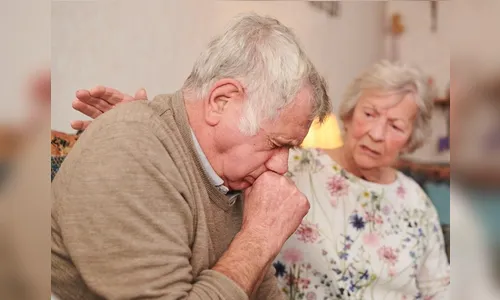 O que fazer quando um idoso engasga? Ação rápida pode salvar vida