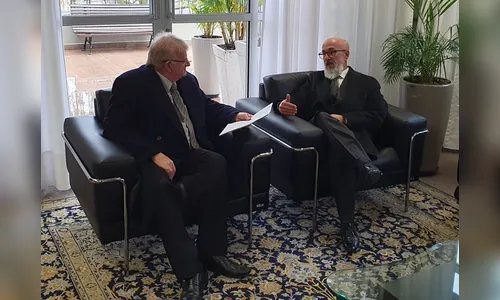 Lista exibe nomes de agentes públicos com contas irregulares na região