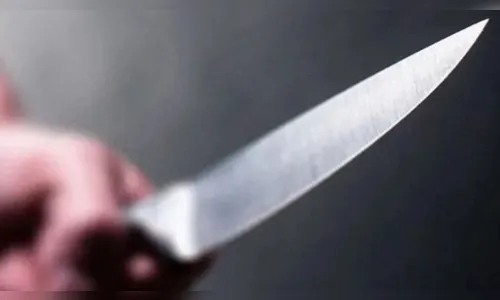 Convidados de festa infantil são ameaçados por homem armado com faca