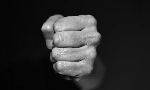 Homem agride com socos esposa e filho de 4 anos em Apucarana