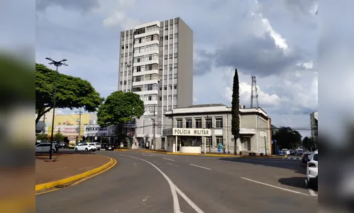 Ladrão entra em casa 'junto' com moradora e rouba mulher em Apucarana