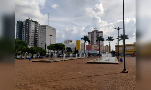 Ladrão rouba celular da mão de mulher que andava em praça de Apucarana