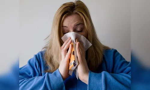 Dormir com cabelo molhado dá gripe? Veja mitos e verdades