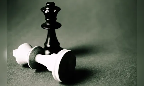 Discursos vazios, promessas e políticos em xeque-mate