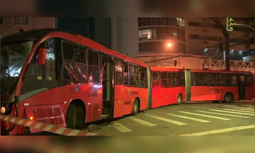 Ônibus desvia de carro, bate contra muro e deixa 28 pessoas feridas
