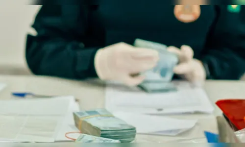 Duas pessoas são presas ao receber dinheiro falso via correios no PR