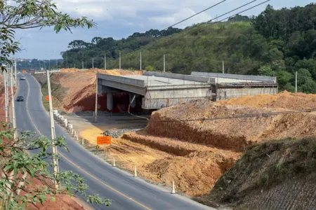 Em Londrina, no Norte, o Governo do Estado executa o Viaduto da PUC