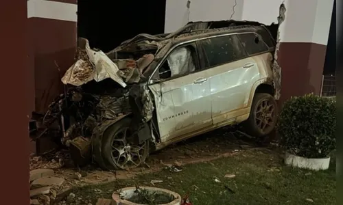 Motorista morre em acidente após esfaquear esposa e filho