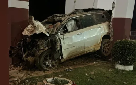 Em relato às autoridades, testemunhas afirmaram que o motorista havia esfaqueado a esposa e o filho