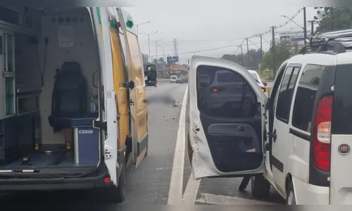 Motociclista morre atropelado por carreta após bater em porta de carro