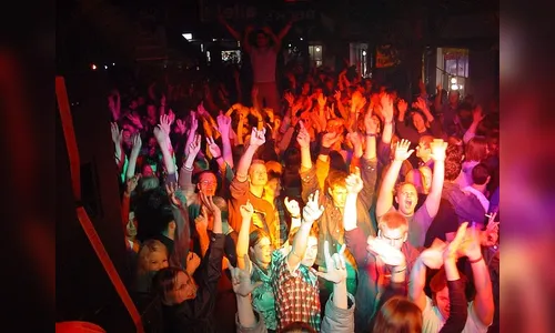 Festa rave com adolescentes é fechada pela PM em Arapongas