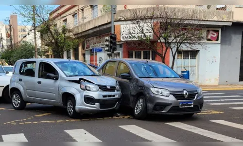 Fiat Uno e Renault Logan se envolvem em batida no centro de Apucarana