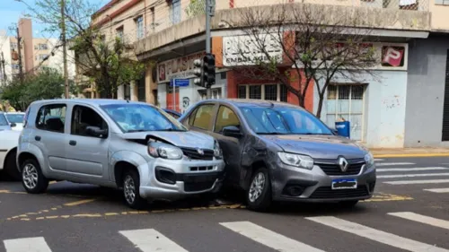 Fiat Uno e Renault Logan se envolvem em batida no centro de Apucarana
