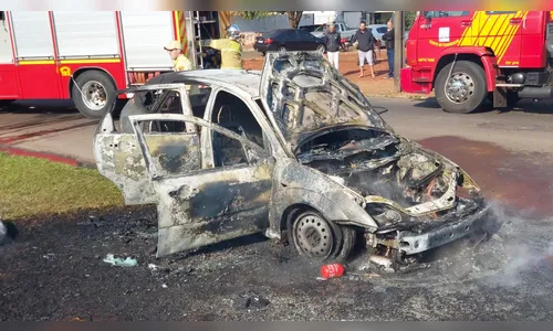 Ford Focus pega fogo na rua e acaba destruído em Arapongas; veja vídeo