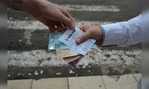 Moradora de Apucarana é enganada em ponto de ônibus e perde R$ 2 mil