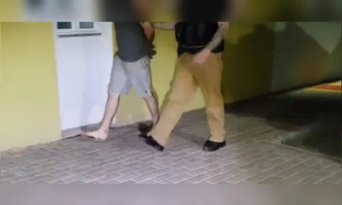 Homem cheira cocaína, tenta espiar vizinha tomando banho e vai preso