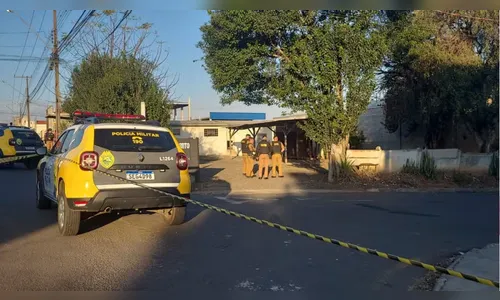 Homem dá tijoladas e ateia fogo na companheira no meio da rua