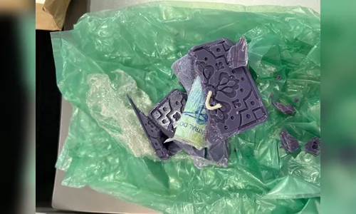 Homem é preso com cédulas falsas dentro de velas aromáticas