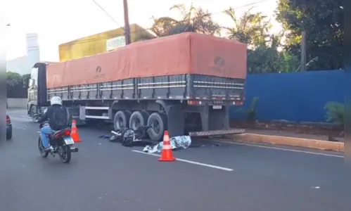 Motociclista morre após bater em caminhão estacionado em Arapongas
