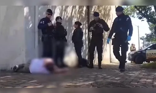 Homem fotografa partes íntimas de menina e é espancado em terminal