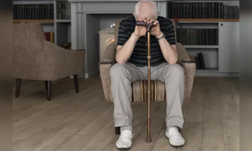 Idoso é agredido e tem celular roubado em Califórnia