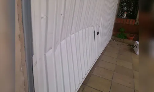 Homem joga carro contra portão e ameaça ex de morte em Arapongas