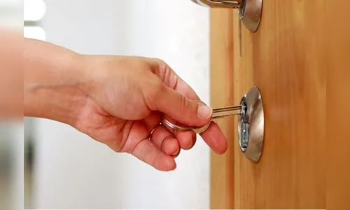 Mãe se tranca no banheiro com filho após ladrões invadirem casa