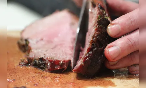 Homem fica ferido durante churrasco após tentar pegar pedaço de carne