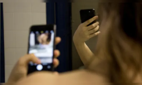 Mulher é ameaçada e perseguida após enviar 'nudes' para namorado